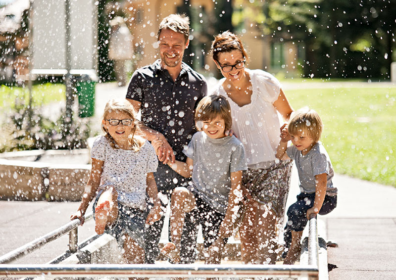 Familie bei Wassertreten